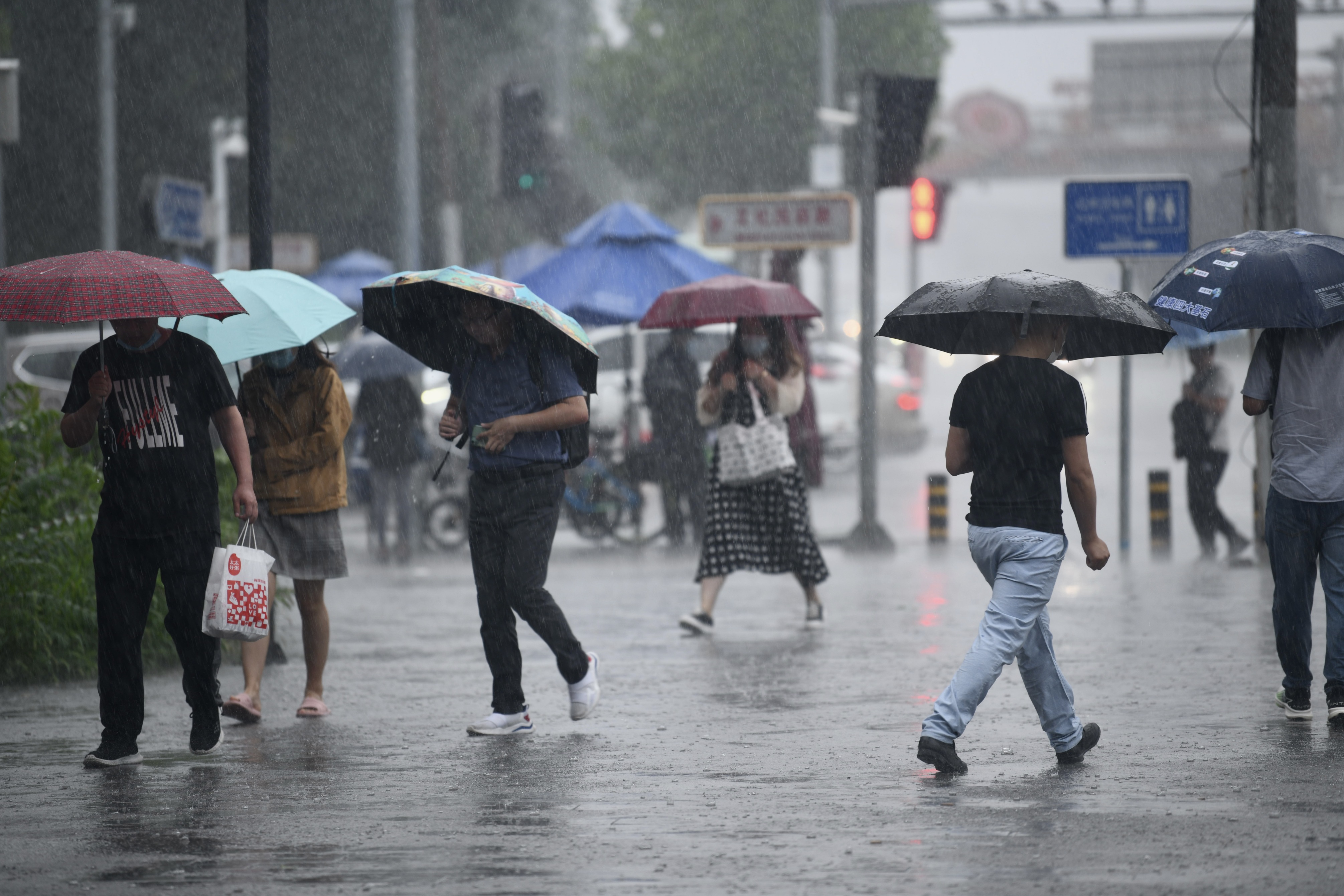 北京降雨后半夜逐渐结束,将有轻雾,能见度不佳