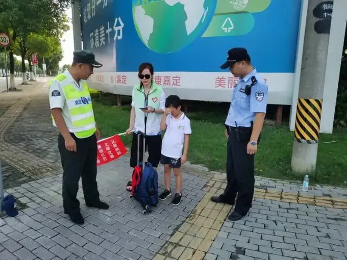 全家记错开学日!爸爸将孩子扔校门口走了,孩子一路爆哭_京报网