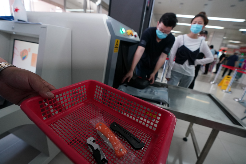 安检共查获各类禁带品265477件,公交警方对其中构成非法携带危险物品