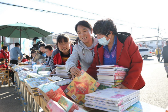 露天书摊摆起来，“阅读驿站”车开进北京延庆_京报网