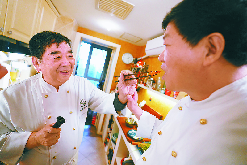 新菜品第一筷得让好兄弟孙立新尝尝.