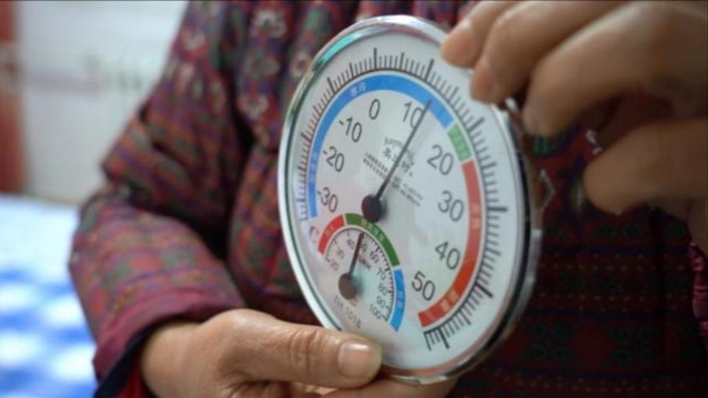 下午5点,绿岛苑5号楼顶层居民家的室温只有十二三摄氏度.