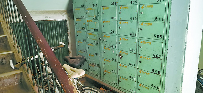 旧 小区里的老式信报箱落满了灰尘.