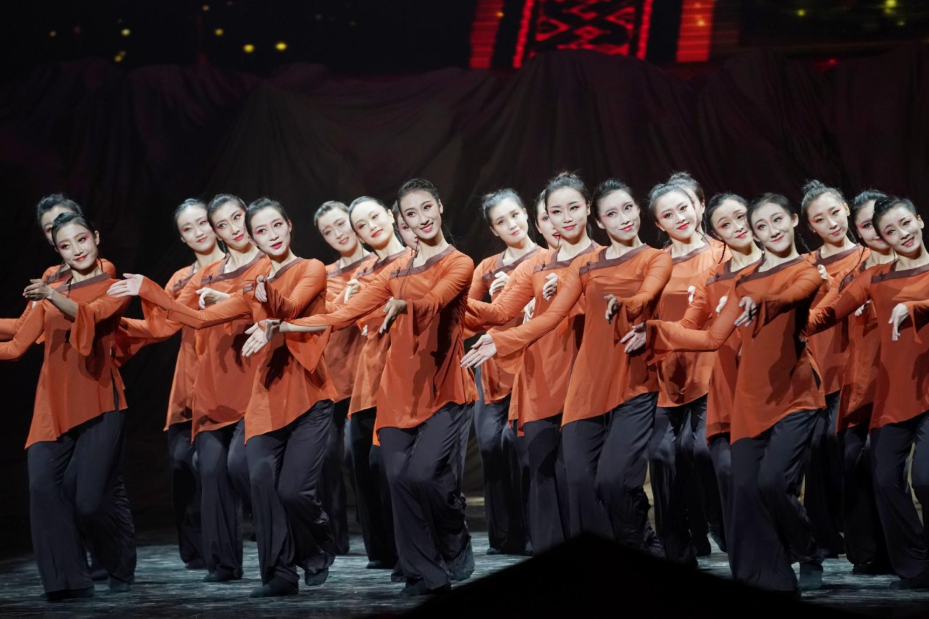 年度大戏五星出东方精彩片段流出唯美动感舞步惊艳众人