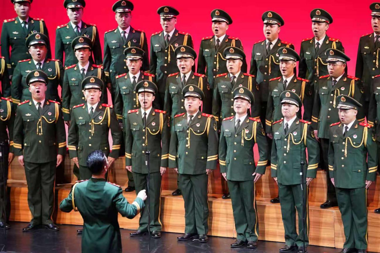 武警北京总队战士男声合唱团演唱《七律·长征》"每当熟悉的旋律响起