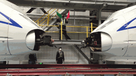 火车花式秀恩爱!今天来点不一样的