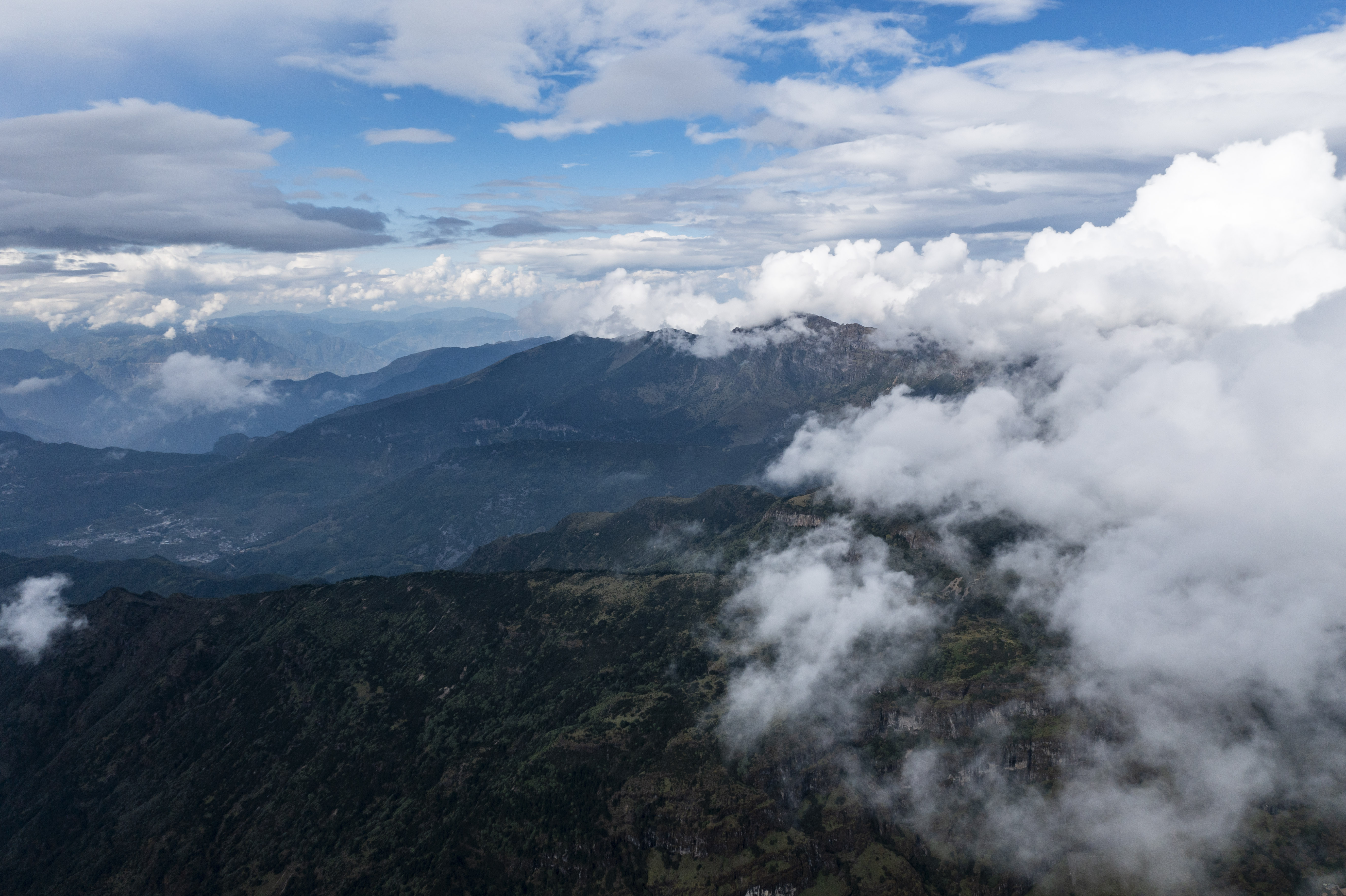 秋至轿子山 云雾缭绕 景色迷人 京报网